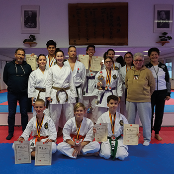 Gruppenbild der Karateka als Anzeigebild für den Bericht für die Mitteldeutsche Meisterschaft 2023 in Groß Umstadt