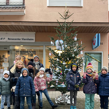 Gruppenbild vor einem Geschmückten Weihnachtsbaum