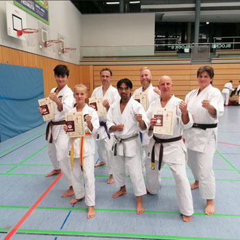 Gruppenbild mit Philipp Huppert, Dean Halter, Markus Kempf, Sensei Julian Chees, Jonas Reinhardt, René Halter, Ulrike von der Nahmer