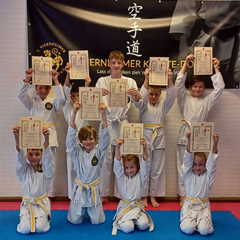 Gruppenbild einer Gruppe von Prüflingen