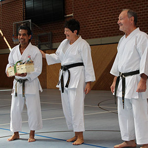 Bild von Julian Chees mit Martina Sorge & Günter Neubert Vorsitzende des 1.Viernheimer Karate-Dojo e.V.
