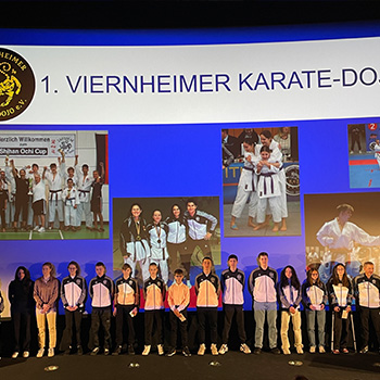 Sportler des 1. Viernheimer Karatae-Dojos auf der Bühne zur Sportler Ehrung der Stadt Viernheim 2024