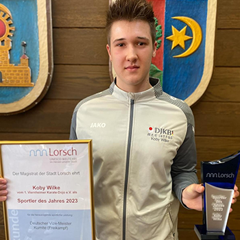 Bild von Koby Wilke mit der Urkunde als Sportler des Jahres 2023