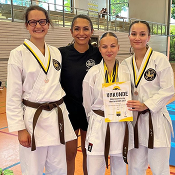 Kata Team Sophie Seitz, Nele Weidner, Zoe Reiser mit Trainerin Eblina Kelmendi