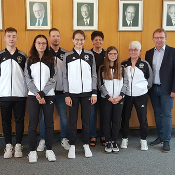 Gruppenbild der erfolgreichen Karateka mit Bürgermeister Baaß